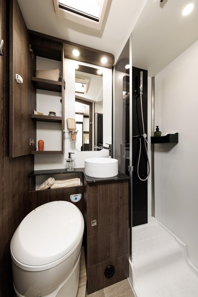 Foto 6 AUTOCARAVANA PERFILADA BENIMAR TESSORO 440 UP