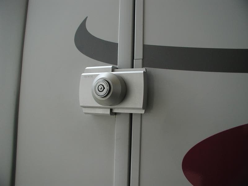 Foto 1 Cerradura de superficie universal para solapas de maletas